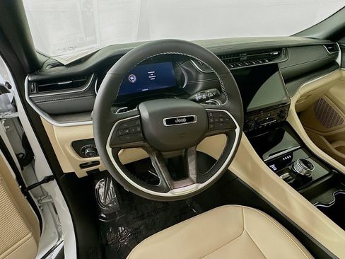 Certified 2025 Jeep Grand Cherokee Limited w/ Black Appearance Package AWD/4WD image 19
