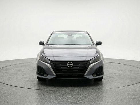 Used 2025 Nissan Altima 2.5 SV FWD image 2