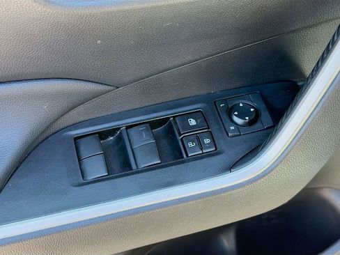 Used 2021 Toyota RAV4 LE FWD image 21