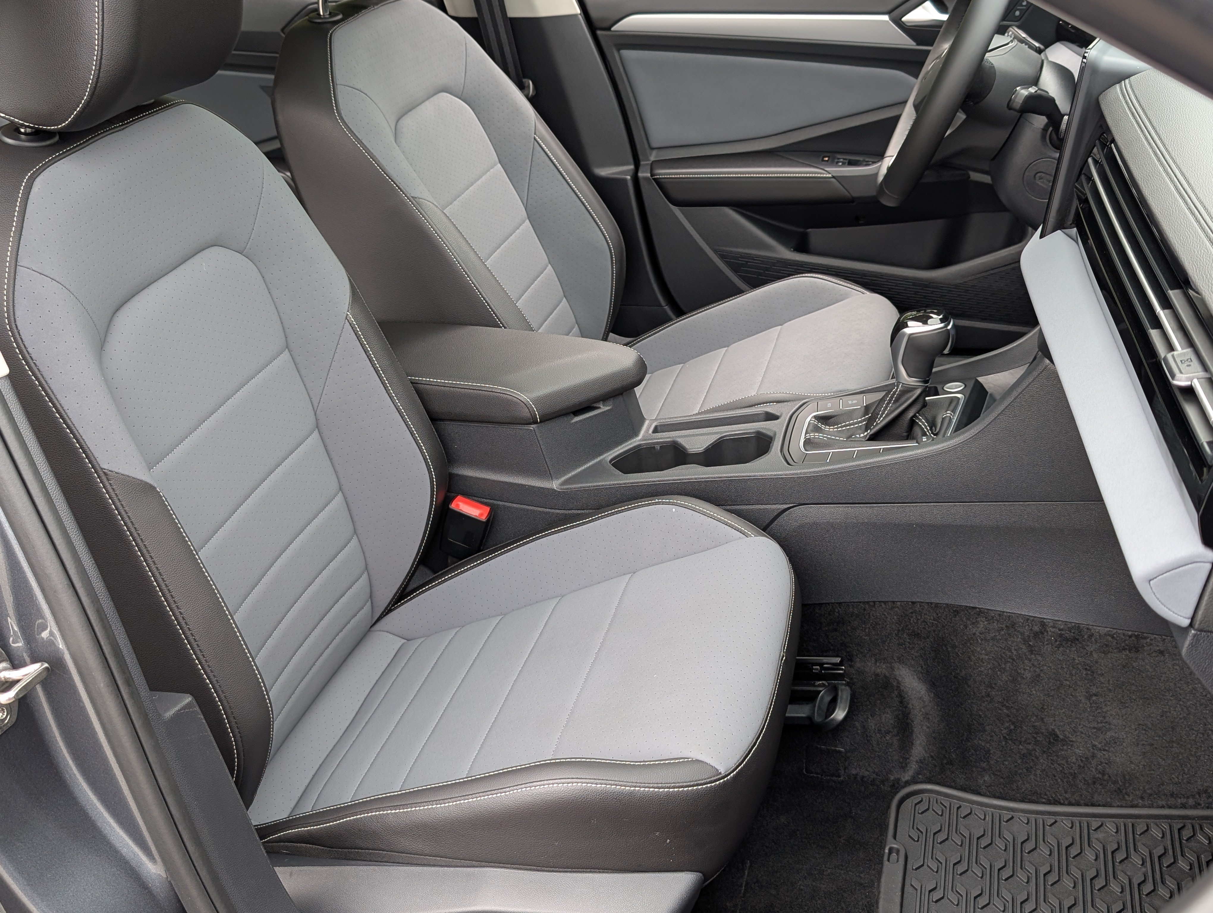 Used 2025 Volkswagen Jetta SE w/ Sunroof Package FWD image 21
