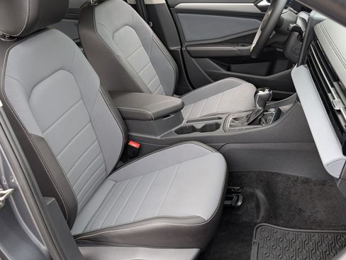 Used 2025 Volkswagen Jetta SE w/ Sunroof Package FWD image 21
