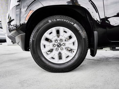 Used 2024 Nissan Frontier SV w/ SV Convenience Package RWD image 3