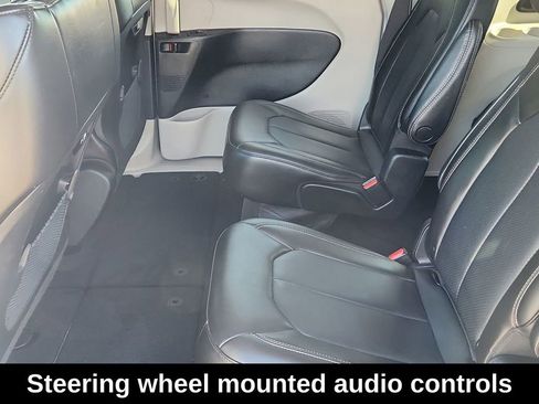 Used 2023 Chrysler Pacifica Touring-L image 11