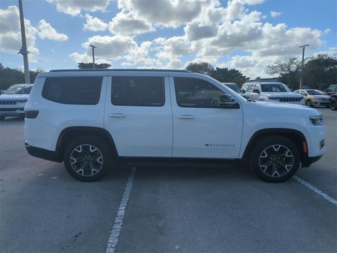 Used 2023 Jeep Wagoneer Series III w/ Preferred Equipment Group image 5