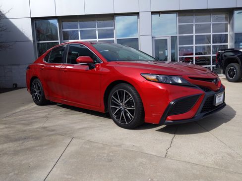 Used 2021 Toyota Camry SE w/ Cold Weather Package image 2