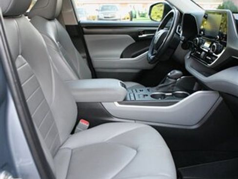 Used 2020 Toyota Highlander XLE AWD/4WD image 19