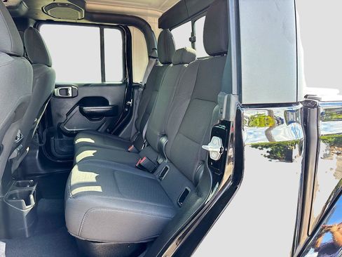 Used 2023 Jeep Gladiator Sport AWD/4WD image 22