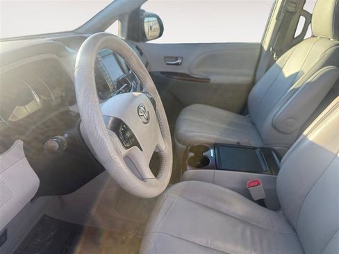 Used 2013 Toyota Sienna Limited image 9