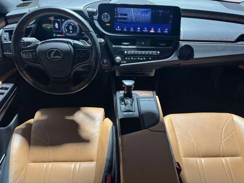 Certified 2022 Lexus ES 300h w/ Accessory Package FWD image 18