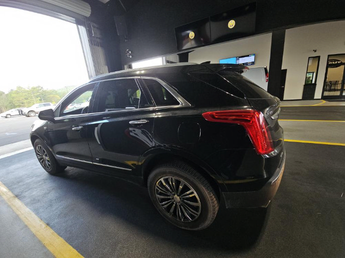 Used 2017 Cadillac XT5 Luxury w/ Driver Awareness Package AWD/4WD image 4