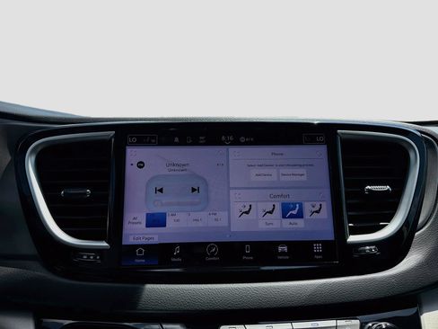 Used 2023 Chrysler Pacifica Touring-L FWD image 16