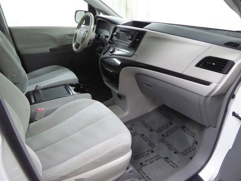 Used 2014 Toyota Sienna LE image 21
