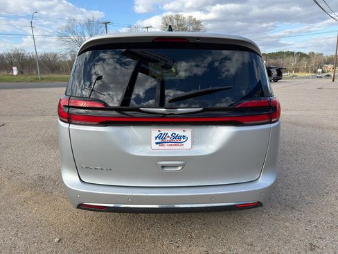 Used 2023 Chrysler Pacifica Touring-L image 18