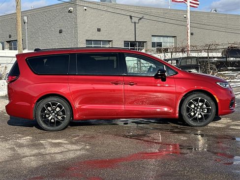 New 2026 Chrysler Pacifica Select image 2