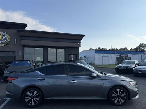 Used 2021 Nissan Altima 2.5 SV FWD image 2
