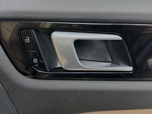 Used 2021 Porsche Cayenne w/ Driver Memory Package image 29