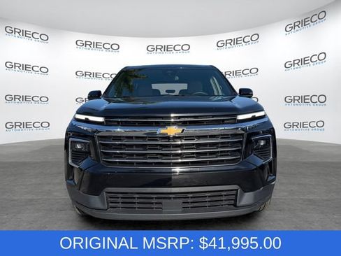 Used 2025 Chevrolet Traverse LT FWD image 2