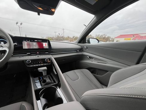 Used 2025 Hyundai Elantra SEL image 33