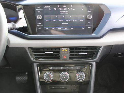 Certified 2023 Volkswagen Taos SE w/ Panoramic Sunroof Package image 15