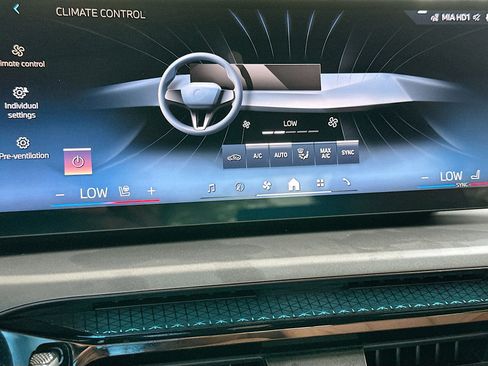 Used 2025 BMW 230i Coupe w/ Convenience Package RWD image 16