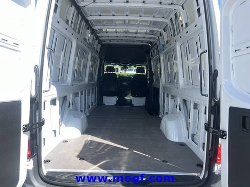 Used 2025 Mercedes-Benz Sprinter 2500 image 19