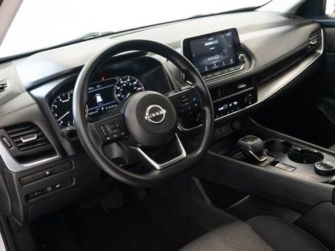 Used 2024 Nissan Rogue SV image 3