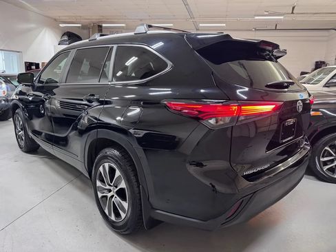 Used 2023 Toyota Highlander XLE AWD/4WD image 5