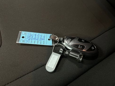 Used 2025 Hyundai Elantra Blue image 31