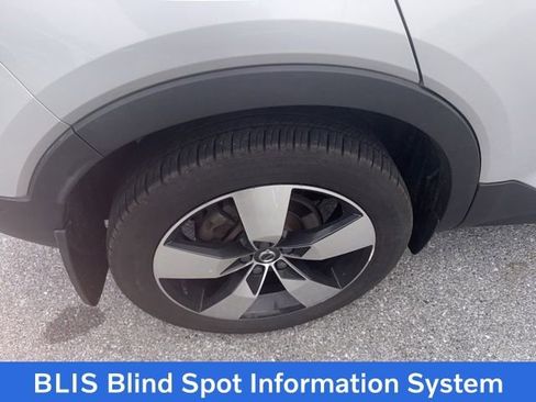 Used 2019 Volvo XC40 T5 Momentum image 10