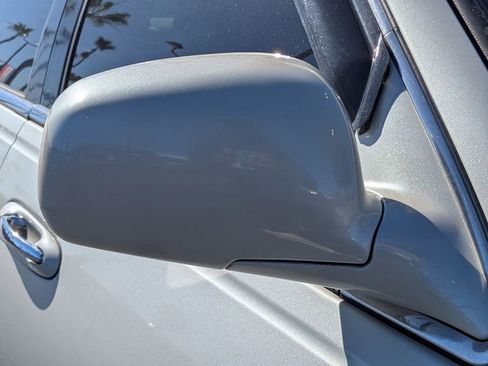 Used 2005 Lincoln Town Car Signature Limited image 12