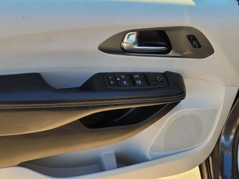 Used 2023 Chrysler Pacifica Touring-L image 19