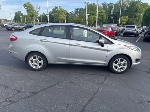 Used 2015 Ford Fiesta SE image 2