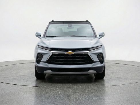 Used 2025 Chevrolet Blazer LT FWD image 2