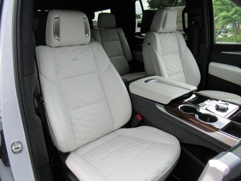 New 2026 Cadillac Escalade Platinum Sport w/ LPO, ONYX Package AWD/4WD image 8