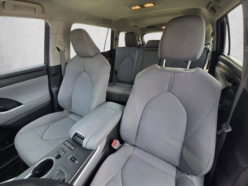 Used 2022 Toyota Highlander LE image 15