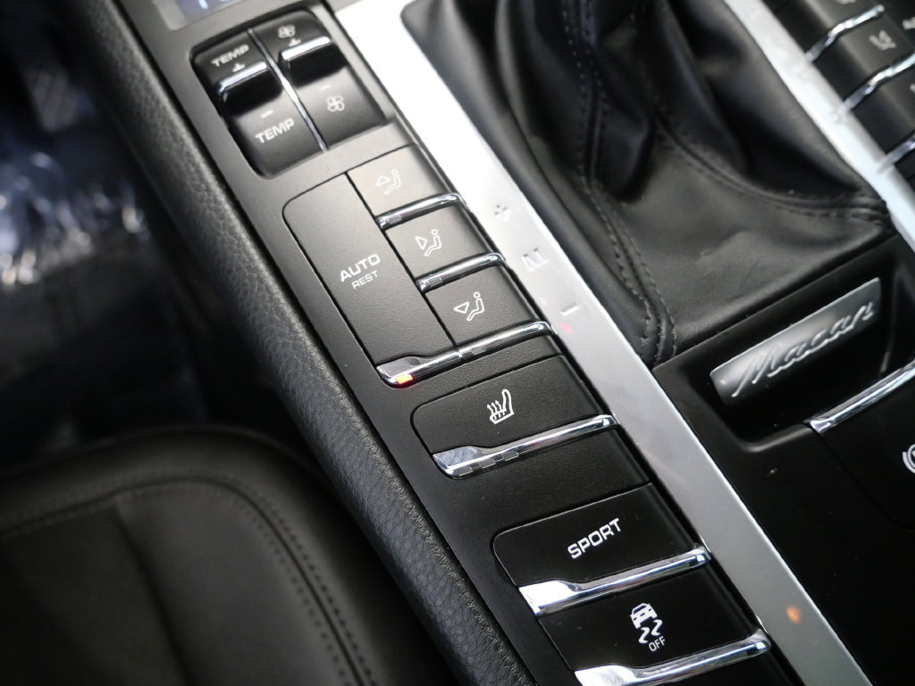 Used 2021 Porsche Macan AWD/4WD image 31