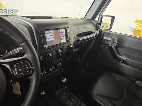 Used 2015 Jeep Wrangler Unlimited Sahara AWD/4WD image 23