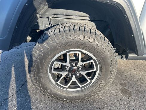 Used 2024 Jeep Gladiator Rubicon w/ Technology Group image 9
