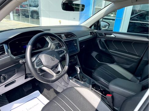 Used 2024 Volkswagen Tiguan SE w/ Panoramic Sunroof Package FWD image 12