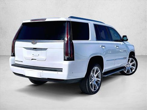 Used 2017 Cadillac Escalade Luxury image 2