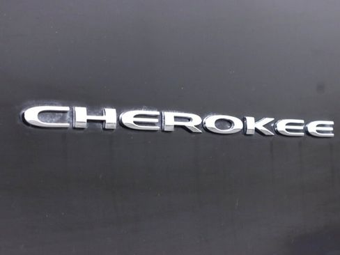 Used 2019 Jeep Cherokee Latitude w/ Cold Weather Group AWD/4WD image 35