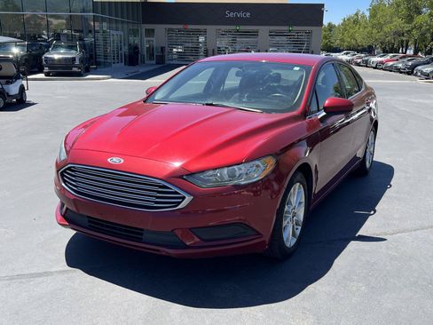 Used 2017 Ford Fusion SE FWD image 2