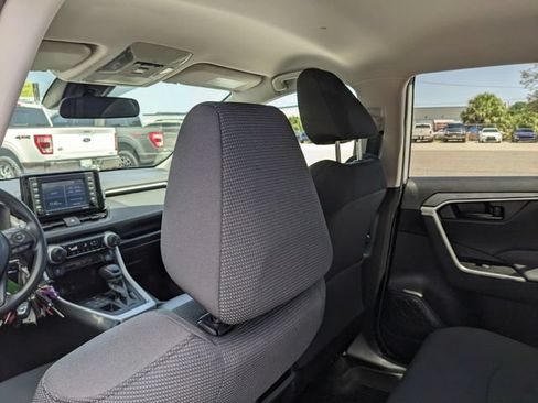 Used 2021 Toyota RAV4 LE AWD/4WD image 19