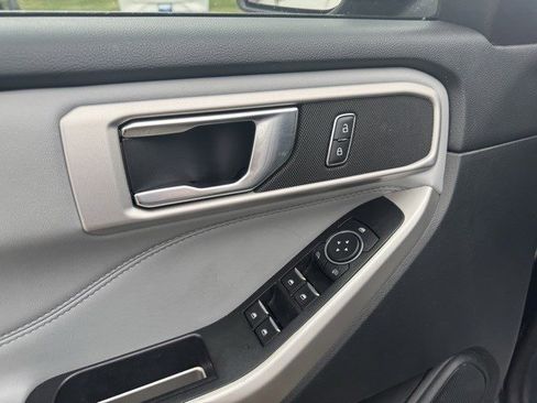 Used 2022 Ford Explorer XLT w/ Equipment Group 202A image 11