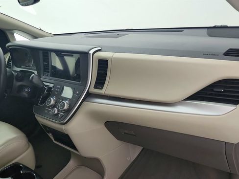 Used 2017 Toyota Sienna LE FWD image 24