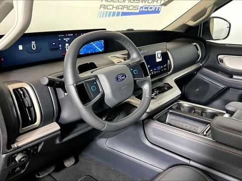 Used 2025 Ford Expedition Active image 10