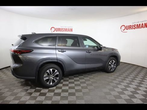 Used 2024 Toyota Highlander XLE AWD/4WD image 28