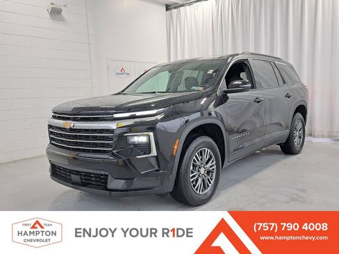 Used 2025 Chevrolet Traverse LT image 1