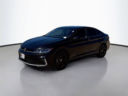 Used 2025 Volkswagen Jetta SE image 3