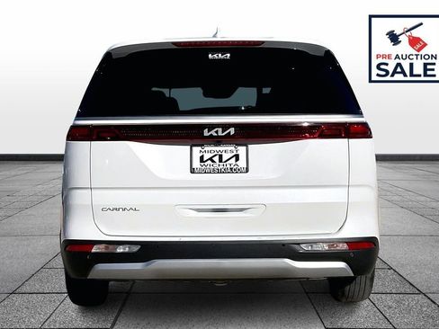 Certified 2024 Kia Carnival LX image 4